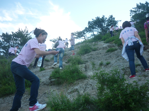 家(jiā)電(diàn)商場(chǎng)開(kāi)展紀念建黨90周年(nián)登山(shān)活動